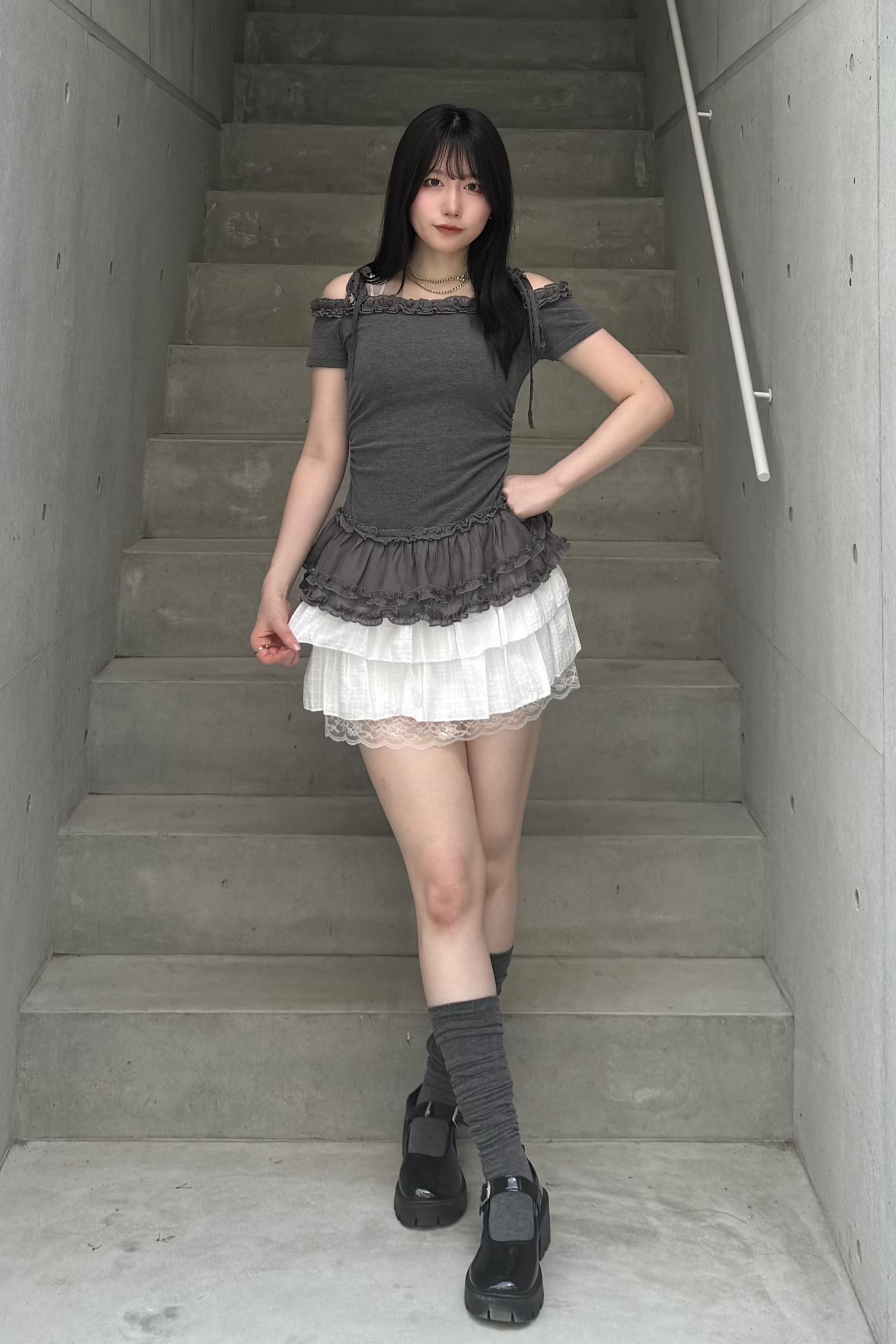 オフショルダーフリルトップス LAE20903