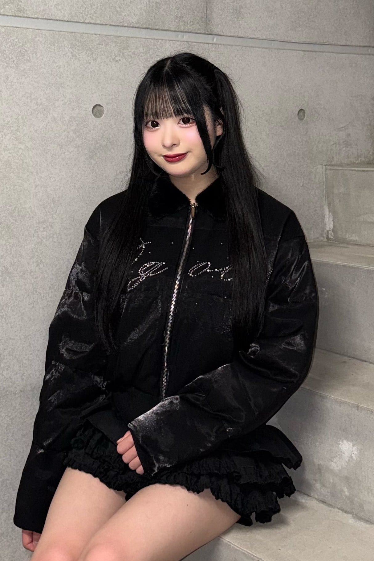 ラインストーンフェイクファーカラージャケット LAE30087